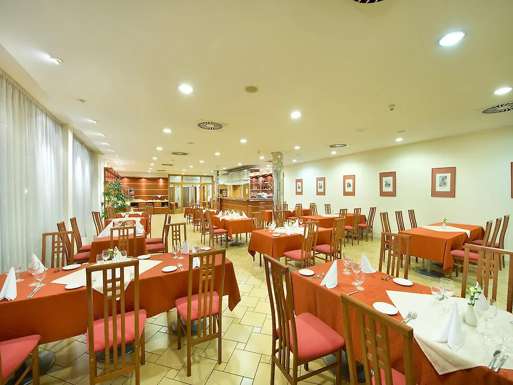 Ramada Airport Hotel Прага
