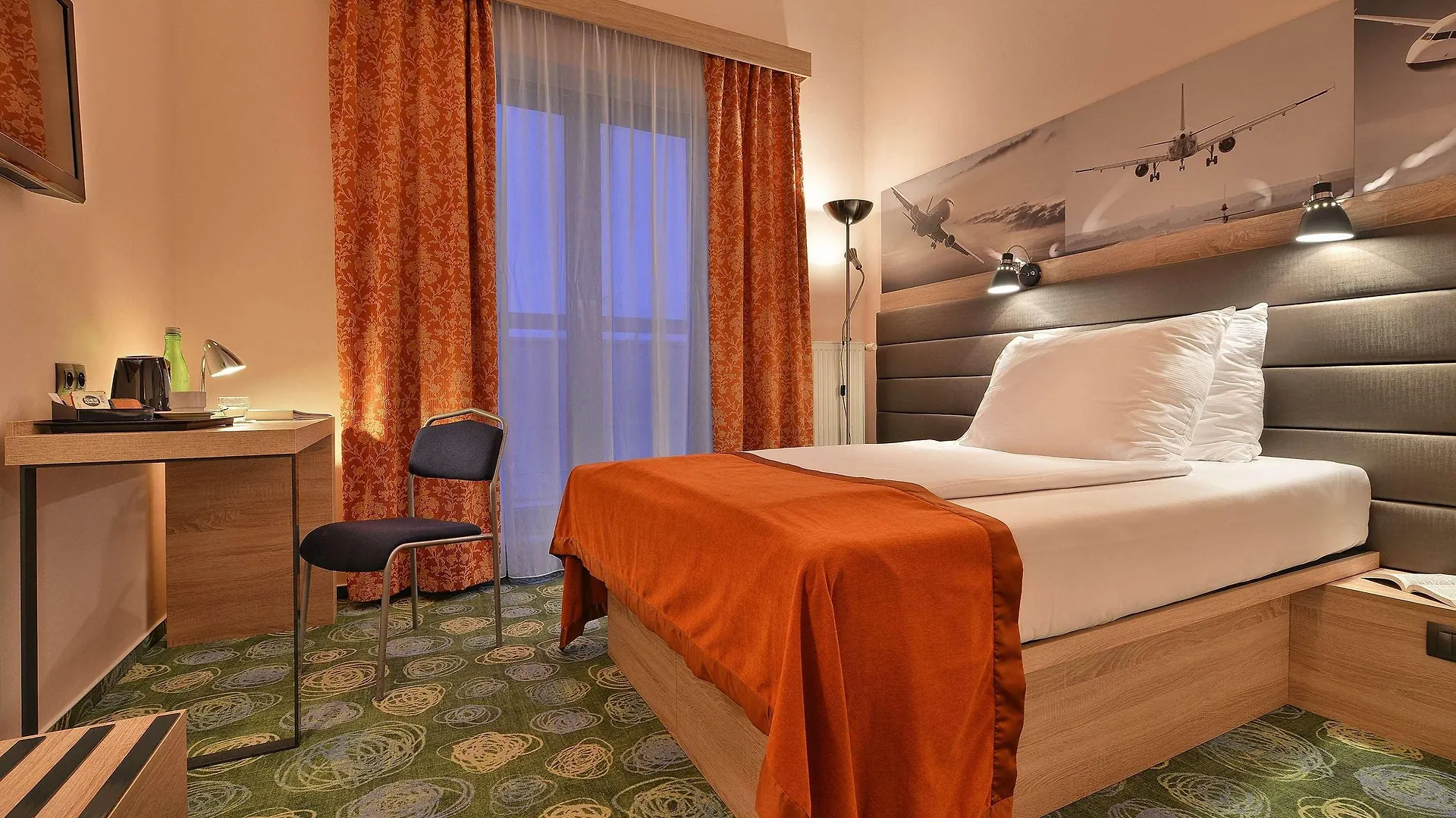 Ramada Airport Hotel Prag 4*,
