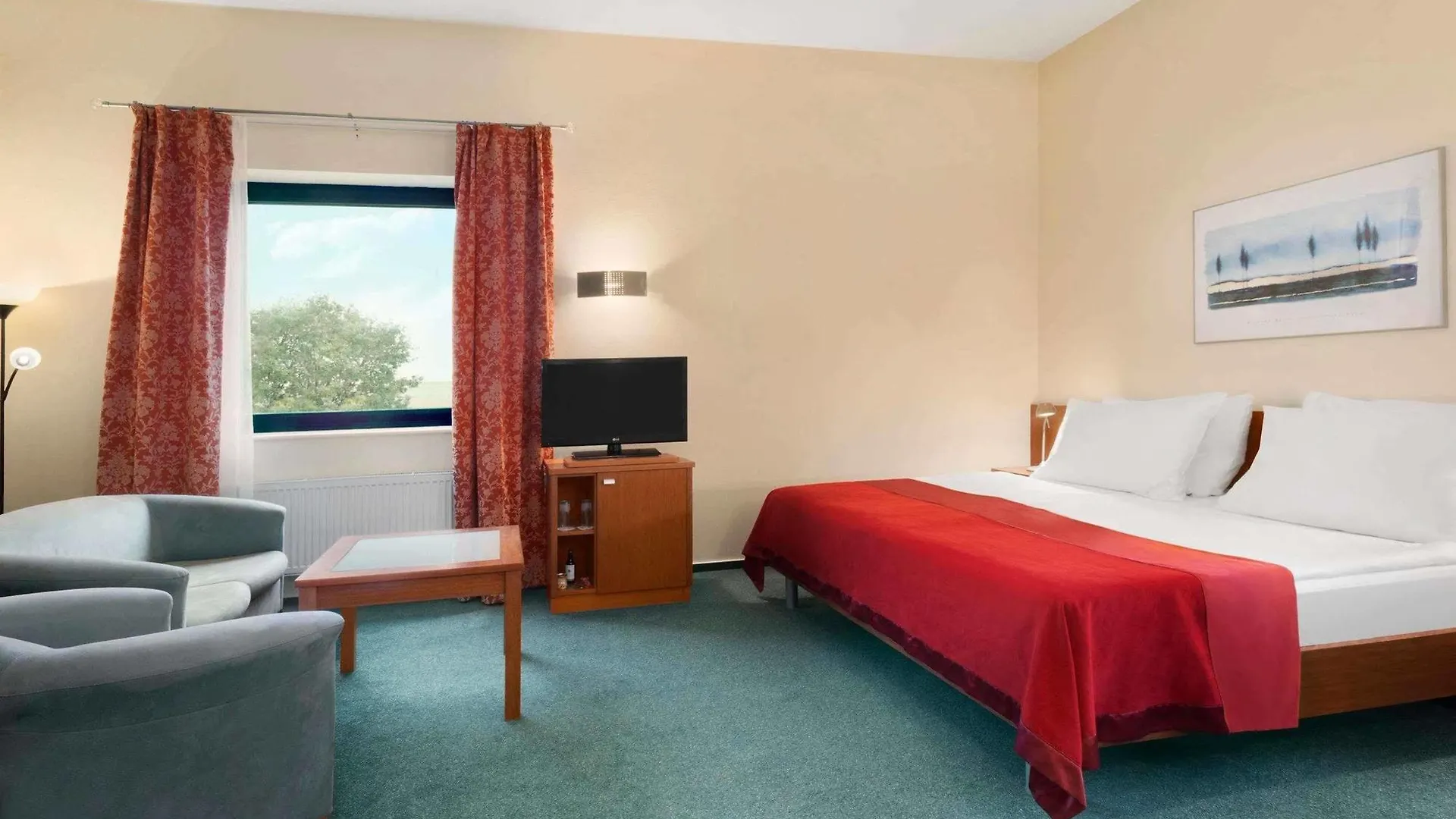 Ramada Airport Hotel Prag 4*,