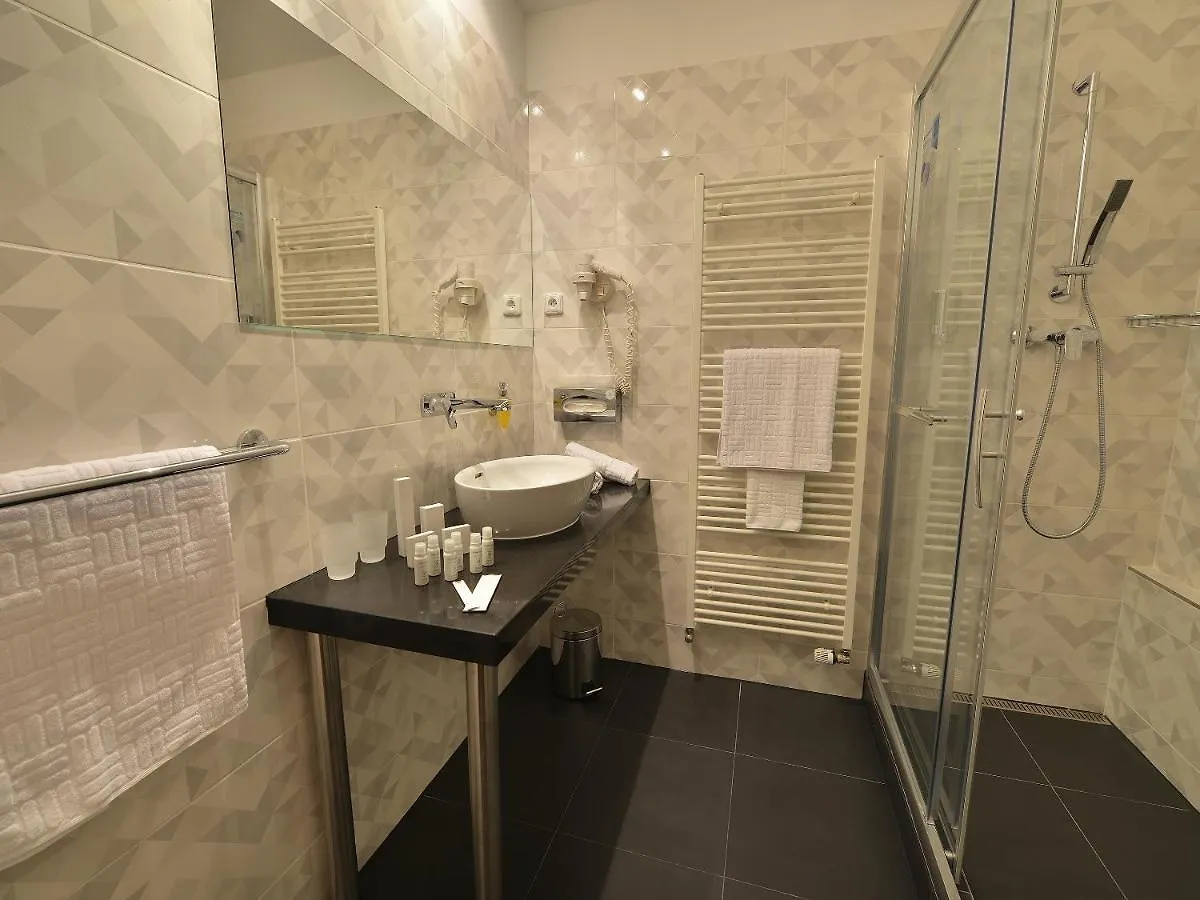 Ramada Airport Hotel Prag 4*,
